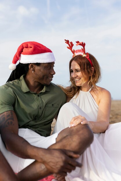 Pareja feliz de tiro medio en la playa