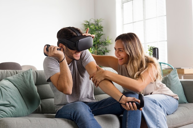 Pareja feliz de tiro medio en el sofá