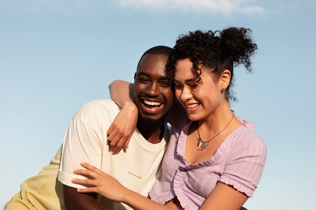 Pareja feliz de tiro medio