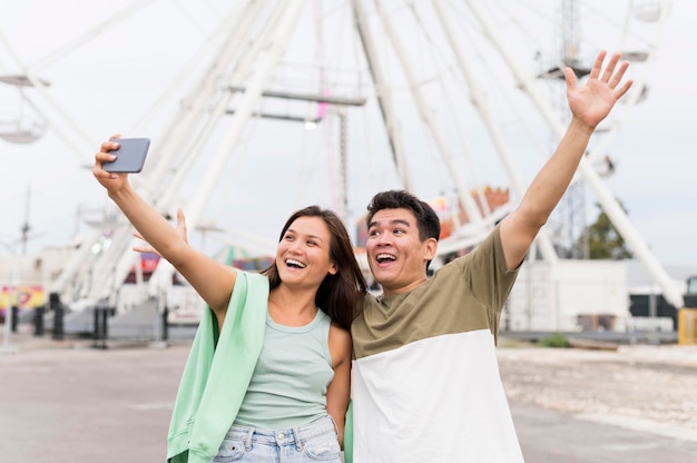 Foto gratuita pareja feliz tomando selfie juntos