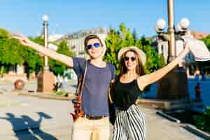 Foto gratuita pareja feliz de turismo