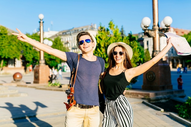 Pareja feliz de turismo