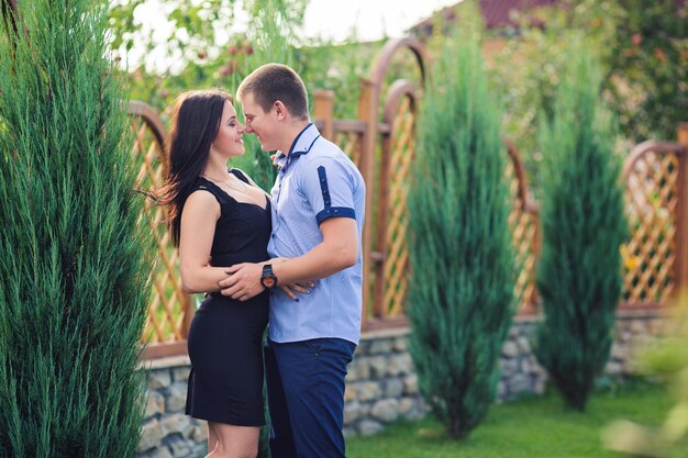 Pareja feliz de vacaciones Los amantes se ríen Chico y chica felices