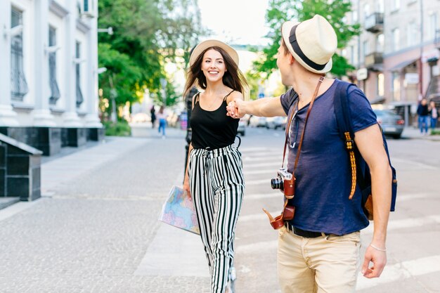 Pareja feliz de vacaciones en ciudad