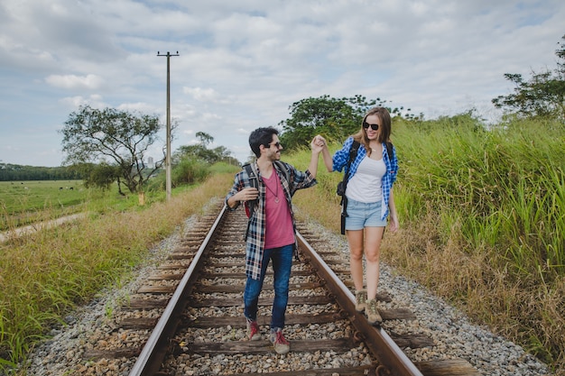 Foto gratuita pareja feliz en vías de tren