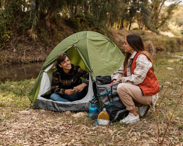 Foto gratuita pareja feliz en la vista larga del bosque