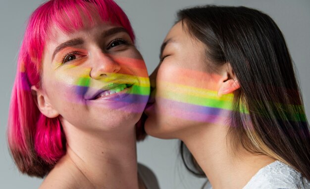 Pareja femenina con el símbolo del arco iris