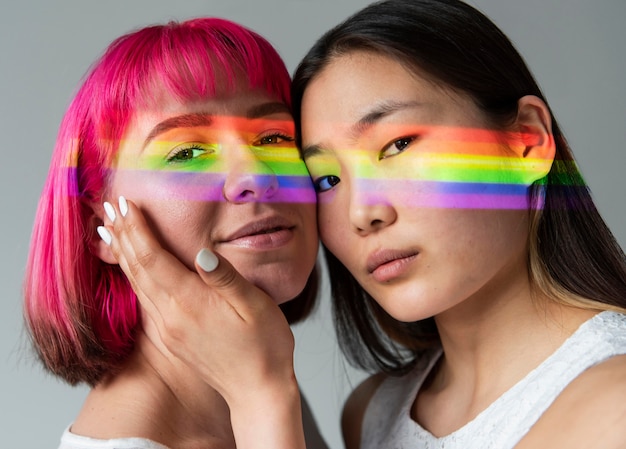 Pareja femenina con el símbolo del arco iris