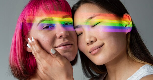 Pareja femenina con el símbolo del arco iris