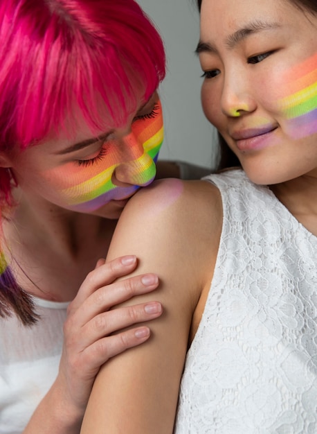 Foto gratuita pareja femenina con el símbolo del arco iris