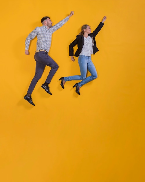 Pareja flotando en el aire