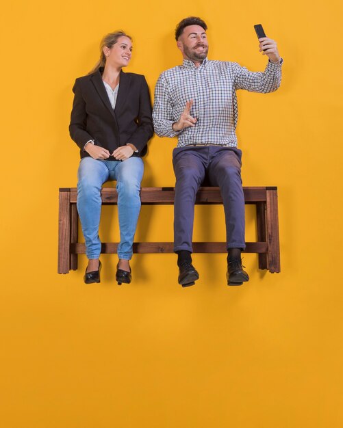 Pareja flotando en un banco