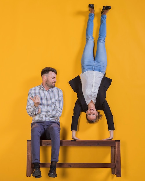 Pareja flotando en un banco