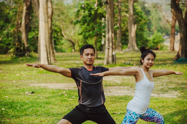 Pareja en forma entrenando bajo el sol