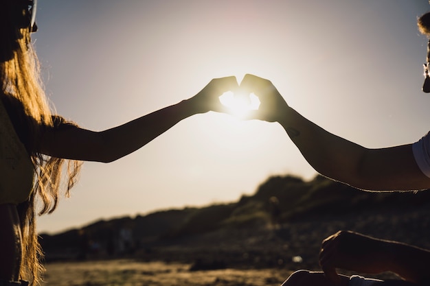 Pareja formando corazón con las manos