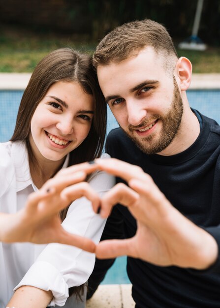 Pareja formando corazón con las manos