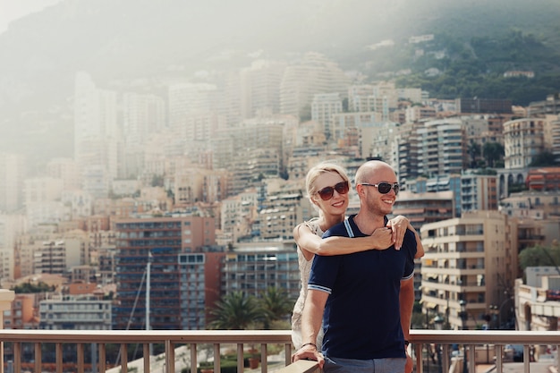 &quot;Pareja en gafas de sol de pie en el parapeto&quot;