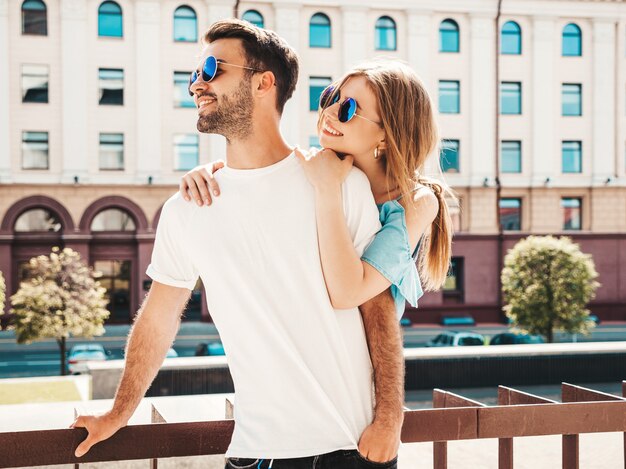 Pareja con gafas de sol posando en la calle