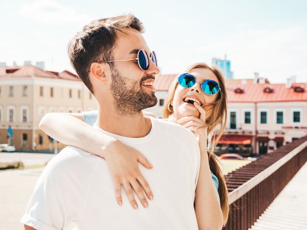 Pareja con gafas de sol posando en la calle