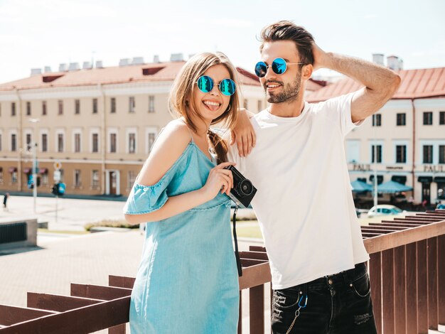 Pareja con gafas de sol posando en la calle