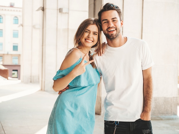 Foto gratuita pareja con gafas de sol posando en la calle