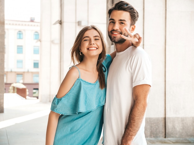 Pareja con gafas de sol posando en la calle