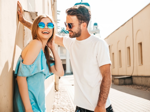 Pareja con gafas de sol posando en la calle