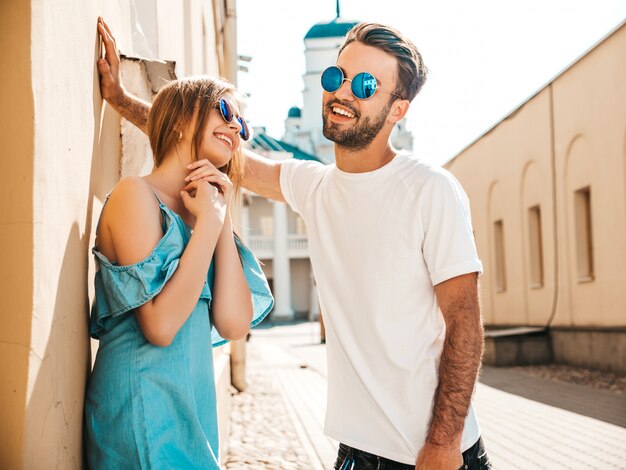 Pareja con gafas de sol posando en la calle