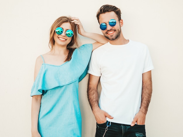 Pareja con gafas de sol posando en la calle