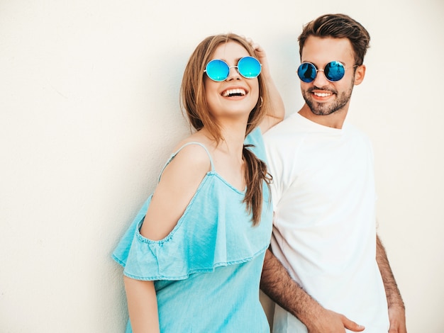 Foto gratuita pareja con gafas de sol posando en la calle