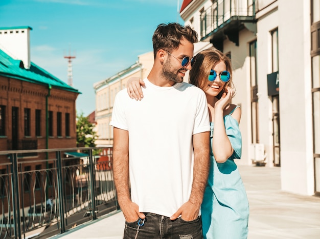 Pareja con gafas de sol posando en la calle