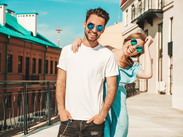 Pareja con gafas de sol posando en la calle