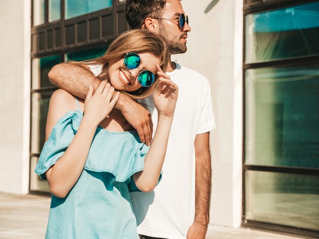 Pareja con gafas de sol posando en la calle