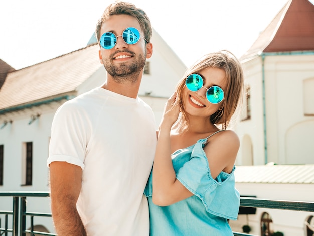 Foto gratuita pareja con gafas de sol posando en la calle