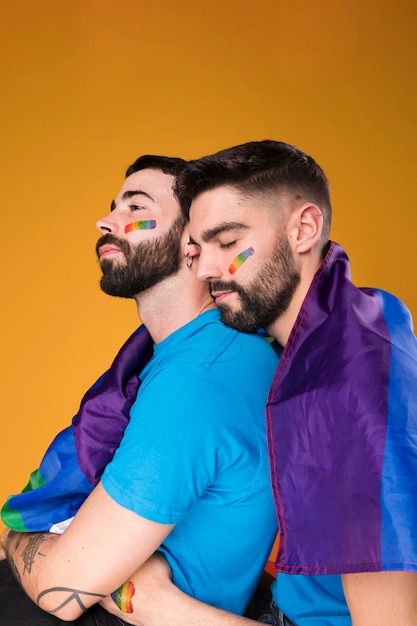 Foto gratuita pareja gay abrazando tiernamente