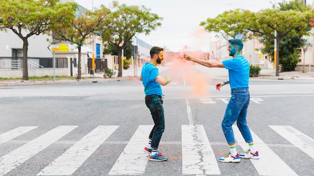 Pareja gay alegre sucio divirtiéndose en el camino