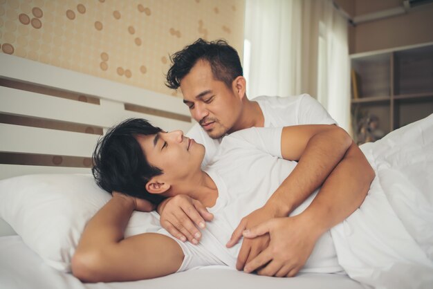 Pareja gay amor tiempo en la cama