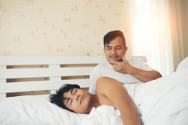 Pareja gay amor tiempo en la cama