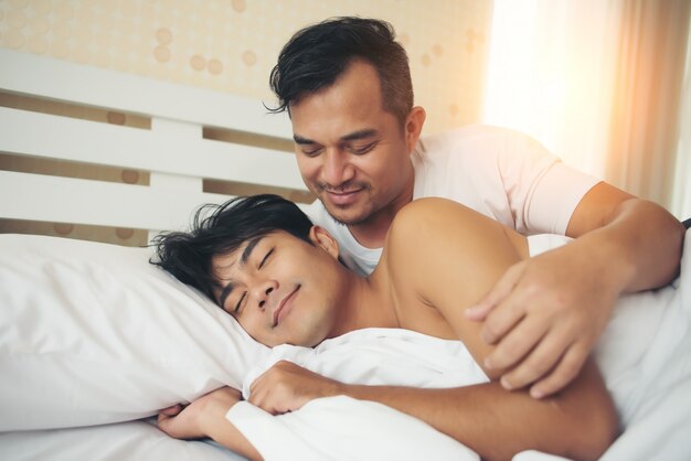 Pareja gay amor tiempo en la cama