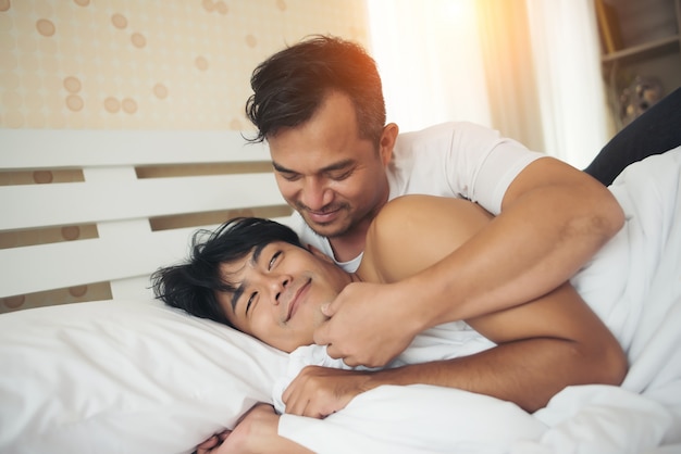 Pareja gay amor tiempo en la cama