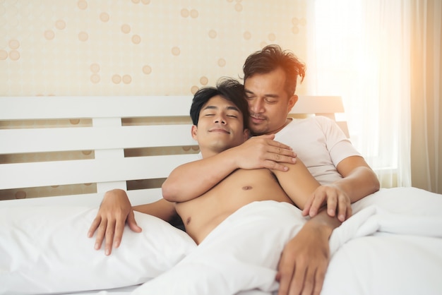 Pareja gay amor tiempo en la cama