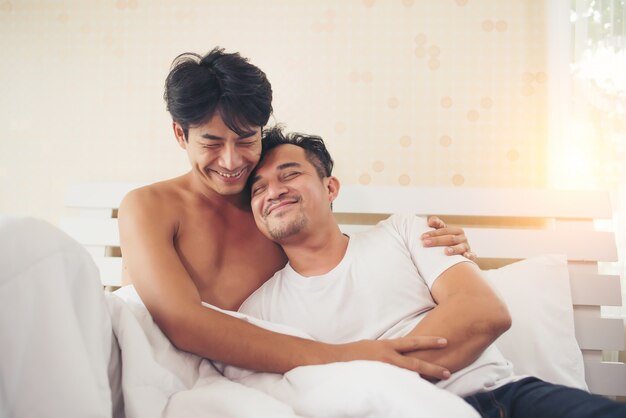 Pareja gay amor tiempo en la cama