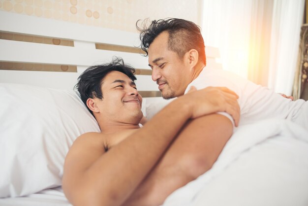 Pareja gay amor tiempo en la cama