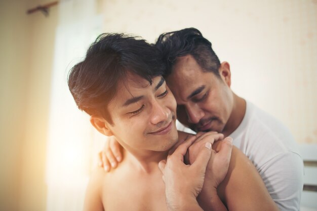 Pareja gay amor tiempo en la cama