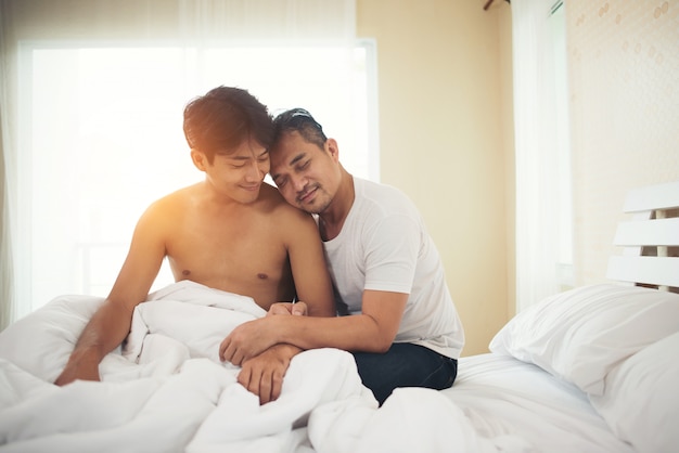 Foto gratuita pareja gay amor tiempo en la cama