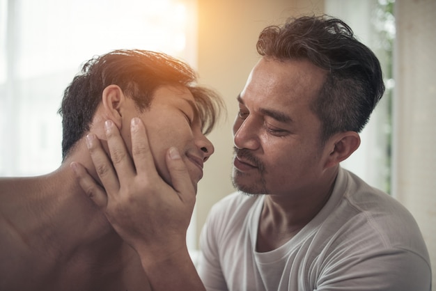 Pareja gay amor tiempo en la cama