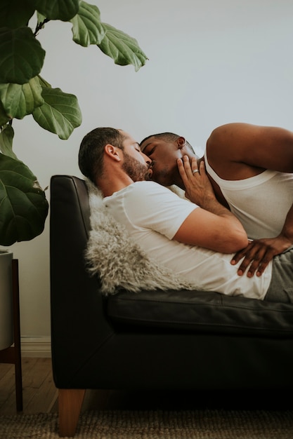 Foto gratuita pareja gay apasionada besándose