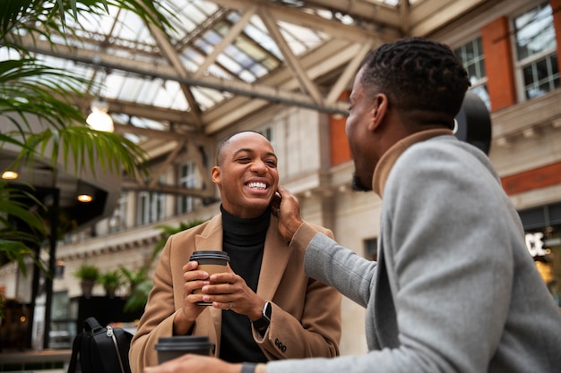 Foto gratuita pareja gay en una cita en la ciudad