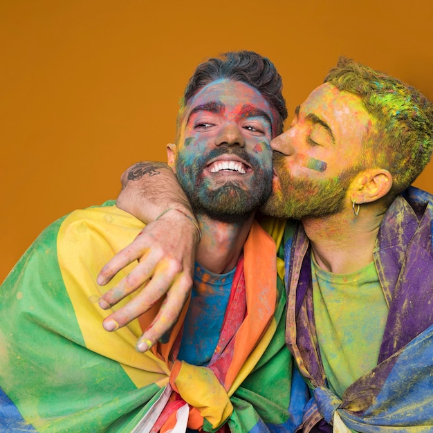 Pareja gay juguetona en colores del arco iris