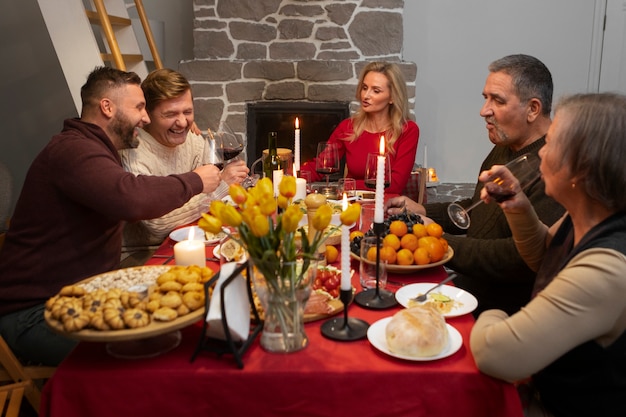 Foto gratuita pareja gay pasando tiempo con la familia